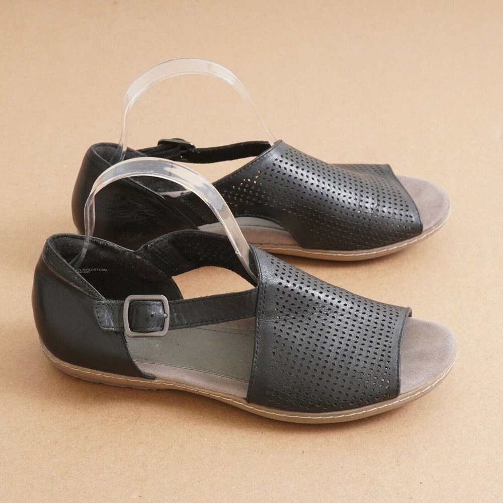 Earth Womens Ballston Camellia Perforated Sandals